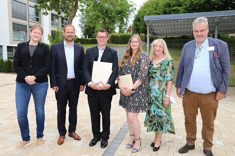Die besten Auszubildenden werden noch einmal besonders geehrt (von links): Maike Tölle (Personalabteilung), Simon Schmale (Leiter Geschäftsbereich Krankenhaus), Markus Rippl (Prüfungsbester Altenpflege), Lena Ilsemann (Prüfungsbeste Gesundheits- und Krankenpflege), Ute Pägel (Schulleitung), Christian Bargatzky (Pflegedirektor).