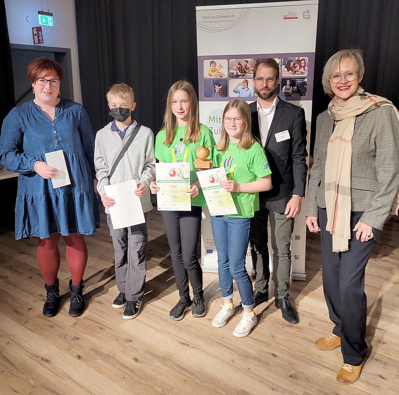 Strahlende Gesichter gab es bei der Verleihung des Luise-Holzapfel-Preises in der Stadthalle Steinheim, hier die Sieger von der Sekundarschule Höxter mit (von links) Lehrerin Rebekka Dierkes, Jannick Krafczyk, Stine Rogge, Carla Gröne, Nils Dorn vom Vorstand des Vereins Natur und Technik und stellvertretende Landrätin Magdalena Volmert.