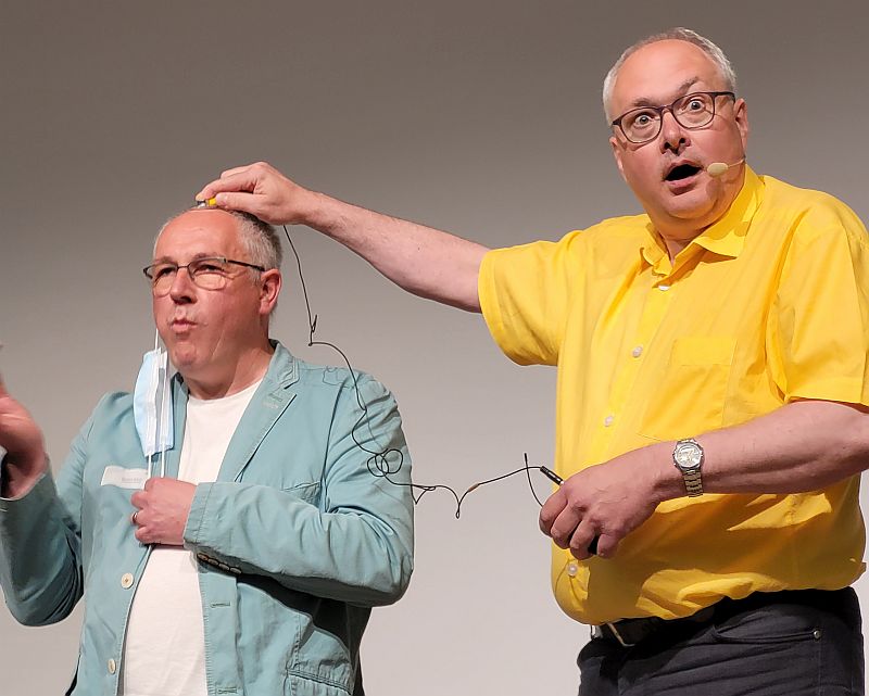 Beim Showprogramm „Heckers Hexenküche“ konnten alle hören, wie es klingt, wenn jemand ein Zwieback isst. Gerhard Antoni (links) spielte gerne das „Versuchskaninchen“ für Joachim Hecker.