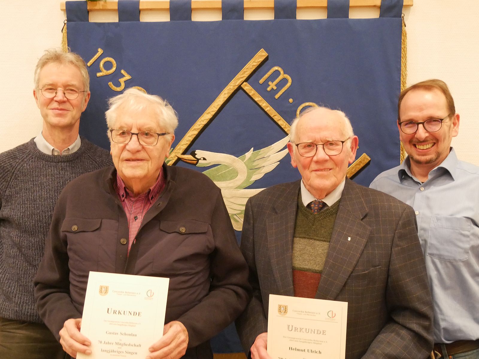 Das Foto der Jubilare zeigt (von links) den Dirigenten Volker Schrewe, die Jubilare Gustav Schonlau und Helmut Ulrich und rechts den Vorsitzenden Thorsten Guse. Die weiteren Jubilare waren verhindert.