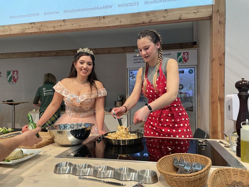 Gemeinsam mit der Dahlienkönigin Michaela Grace Gebhardt bereitete Anne-Sophie Panzer Dahlien-Süßkartoffel-Rösti und Burritos mit Dahlien-Stew zu.