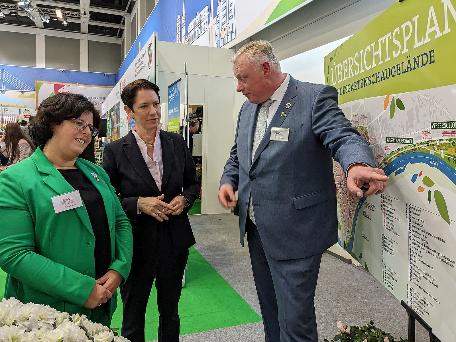 Bürgermeister Daniel Hartmann (rechts) und Landesgartenschau-Geschäftsführerin Claudia Koch (links) erläutern Silke Gorißen, Ministerin für Landwirtschaft und Verbraucherschutz des Landes Nordrhein-Westfalen, das Gartenschau-Gelände in Höxter.